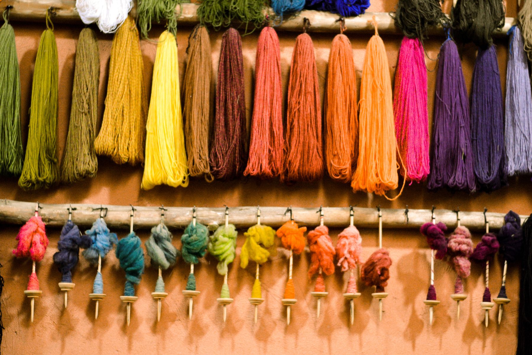 Lanas teñidas a mano, artesanía textil andina